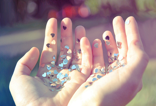 Sabe quando você chega pra alguém, com um punhado nas mãos cheio de grãos de sonhos e leva um balde de água fria? Então, eles se perdem.
(algunspedacosdemim)